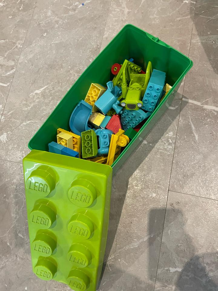 Конструктор LEGO в контейнере