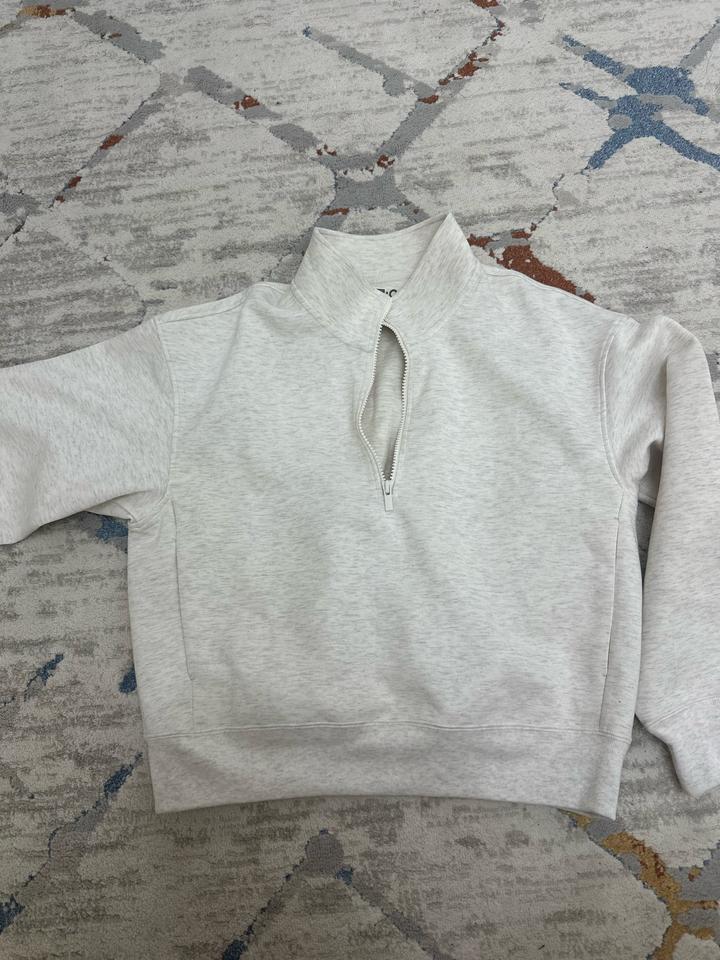 Свитшот UNIQLO.