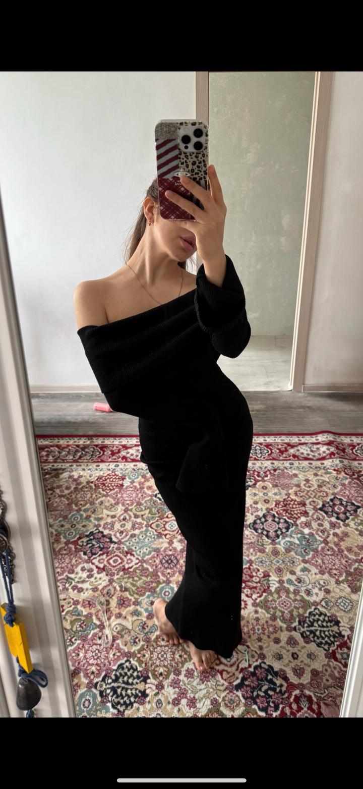 Вязаное платье с открытыми плечами