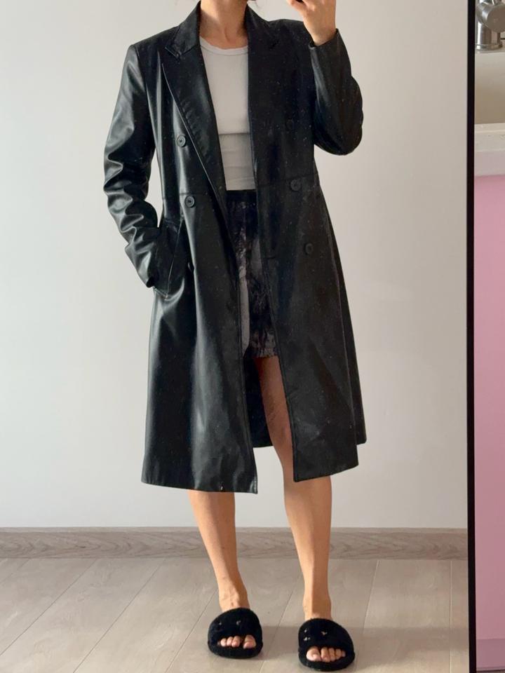 Приталенный кожаный черный плащ ZARA