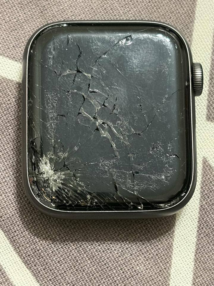 Смарт-часы Apple Watch SE Nike 44mm разбитые
