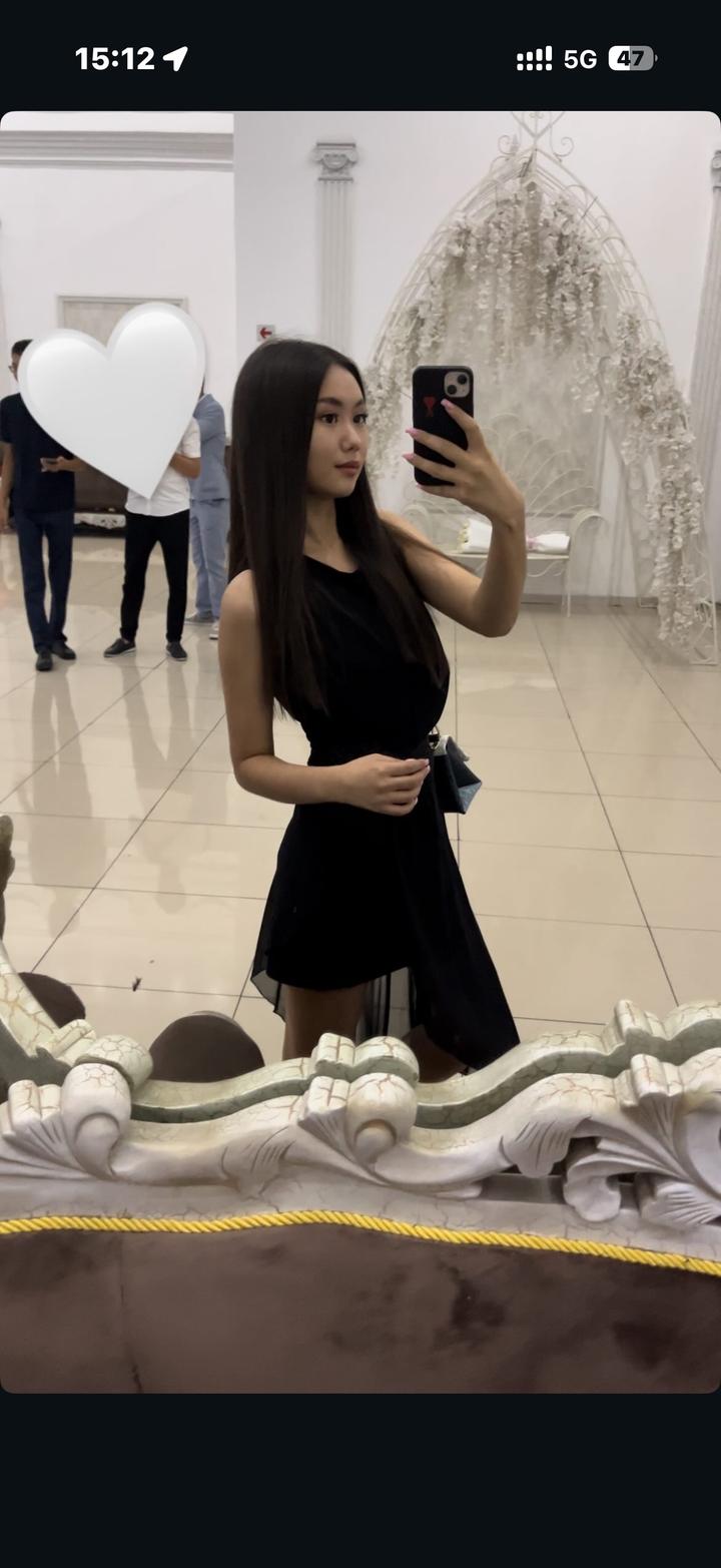 Черное платье с асимметричным подолом