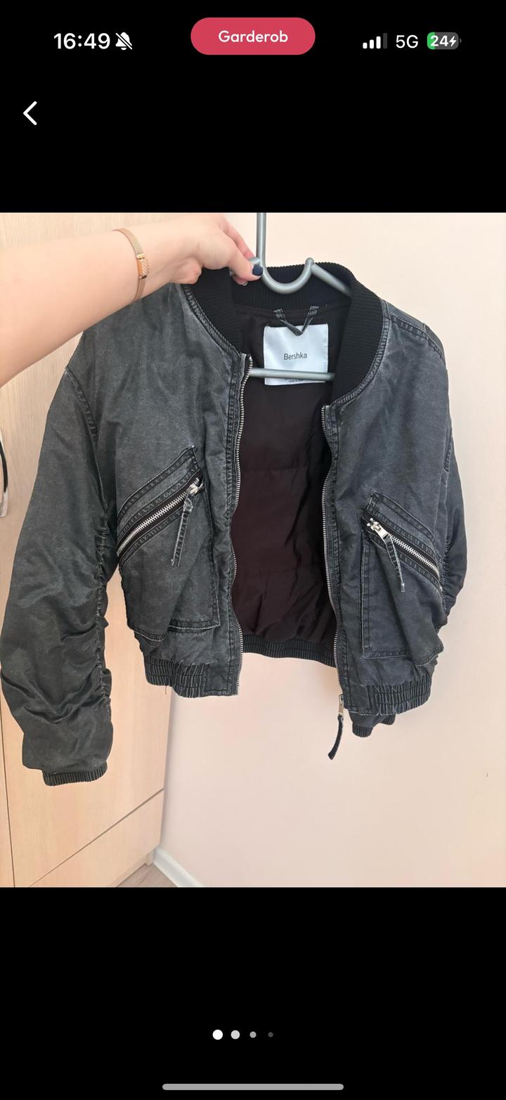 Женский бомбер Bershka