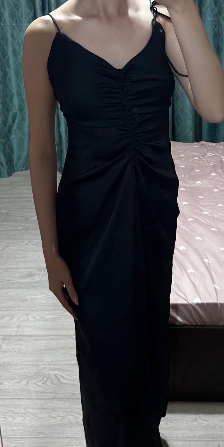 Черное платье Bershka