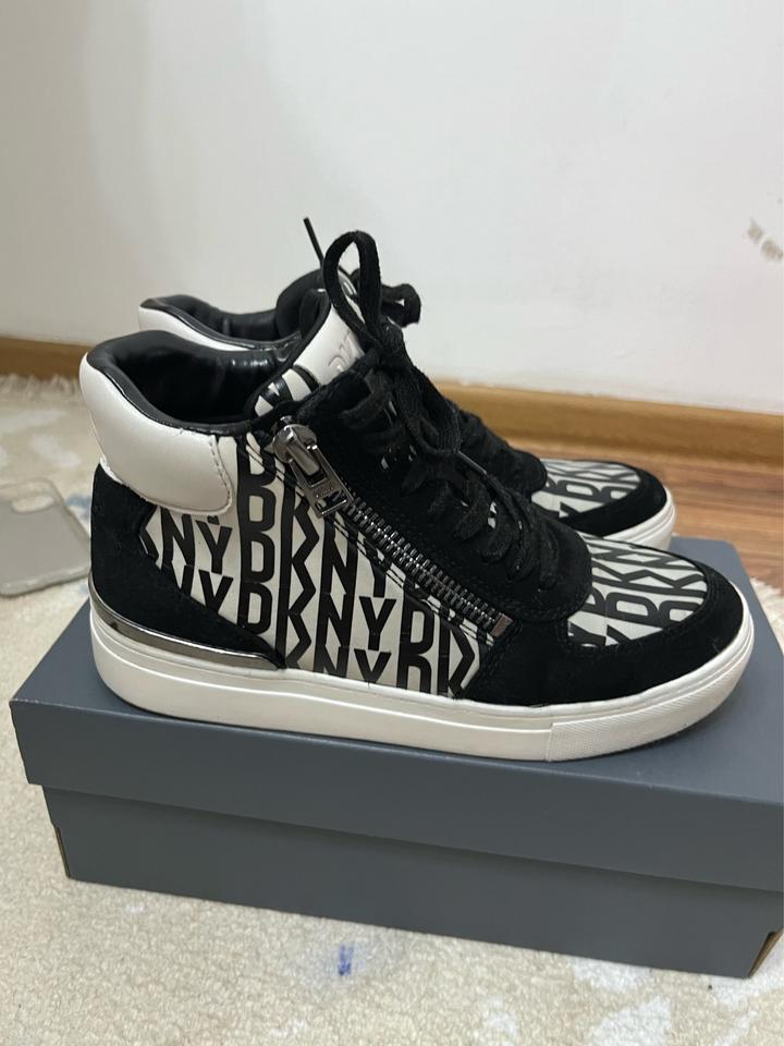 Осенние кроссовки DKNY