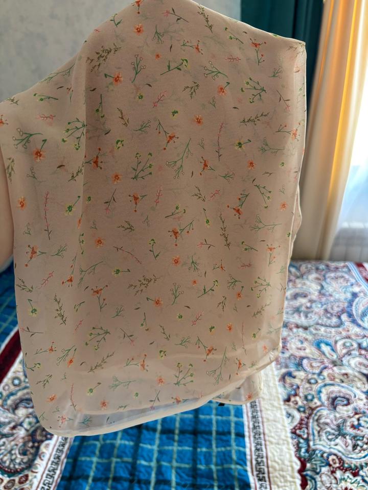 Легкий цветочный платок