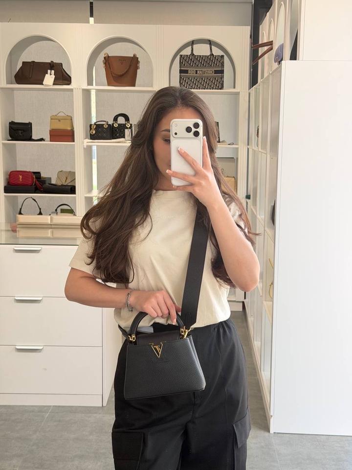 Сумка Louis Vuitton Capucines в размере BB