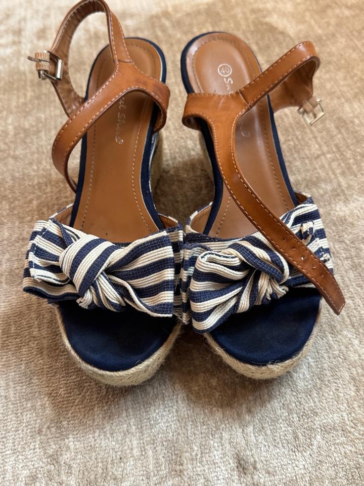 Босоножки Sweet Shoes на танкетке