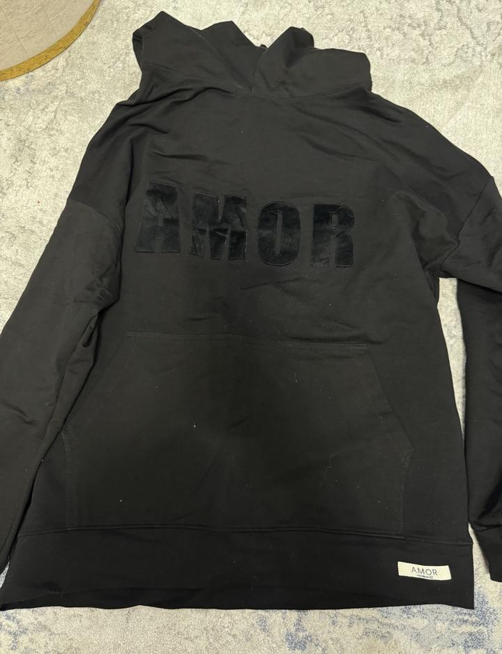 Продам свитшот Amor