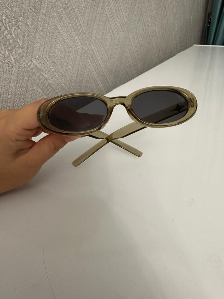 Овальные солнцезащитные очки