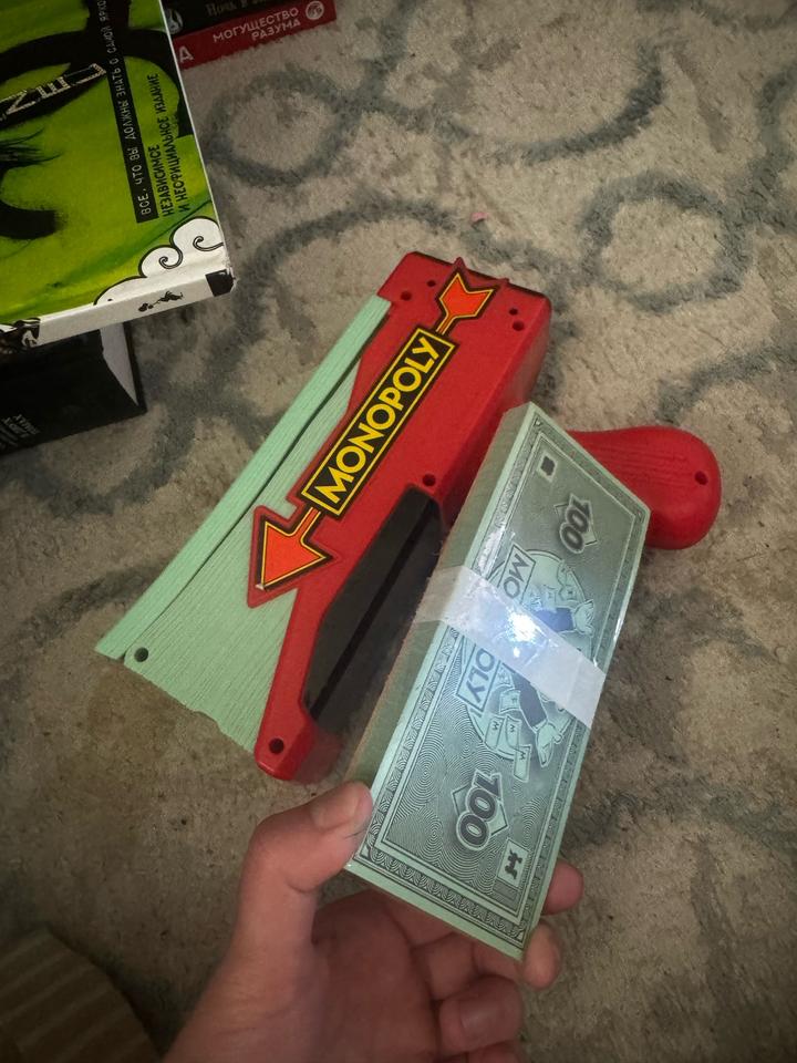 Monopoly Монополия пистолет и пачка денег
