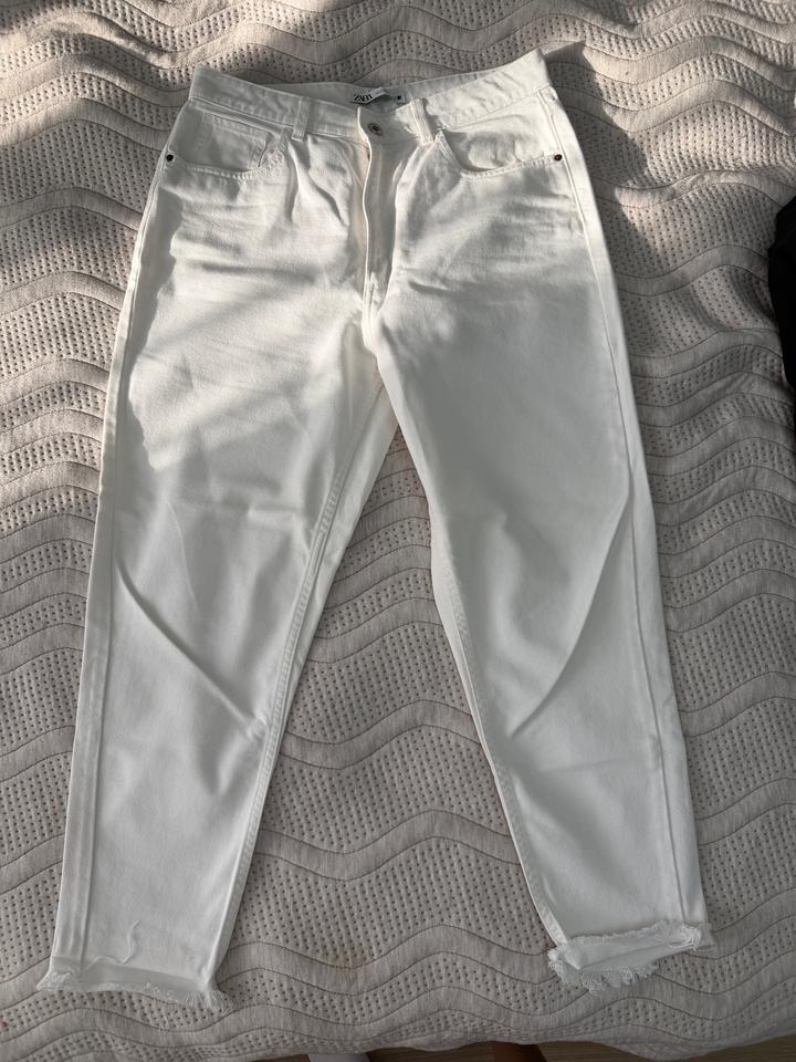Белые джинсы ZARA
