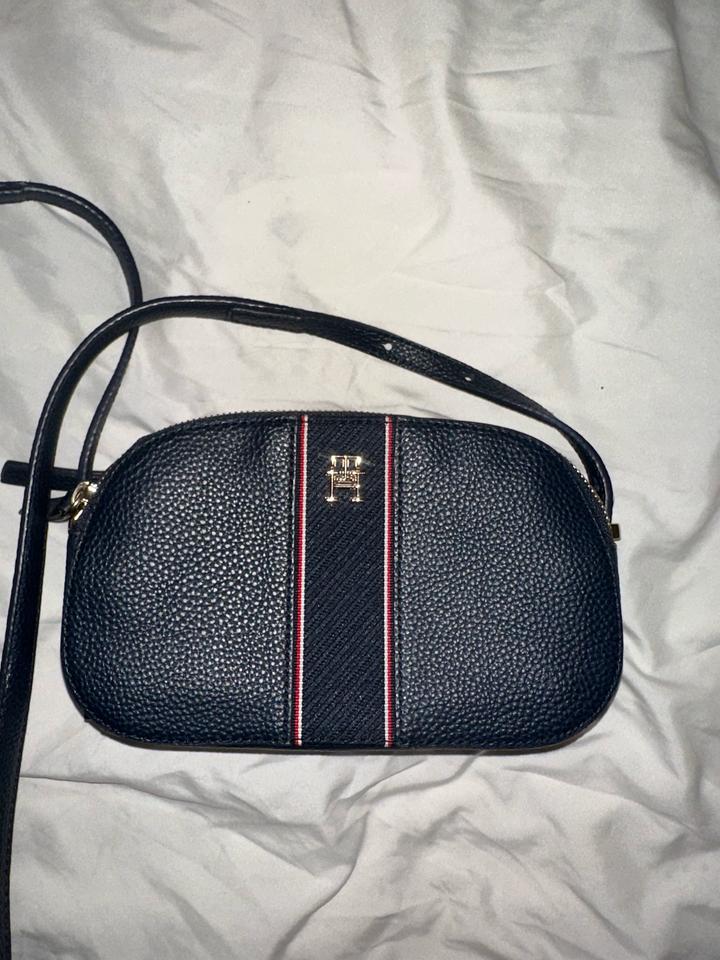 Сумка кросс-боди от Tommy Hilfiger