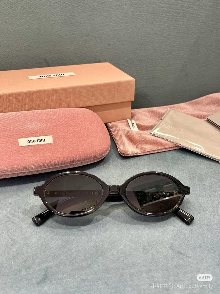 Солнцезащитные очки Miu Miu