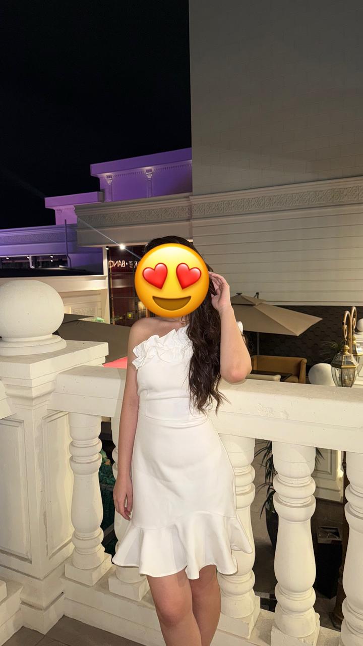 Платье белое на одно плечо с оборками