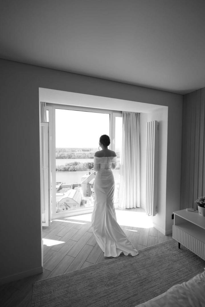 Свадебное атласное платье с открытыми плечами