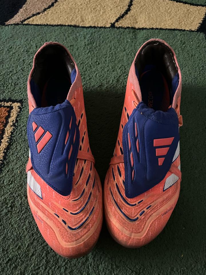 Футбольные бутсы adidas Predator