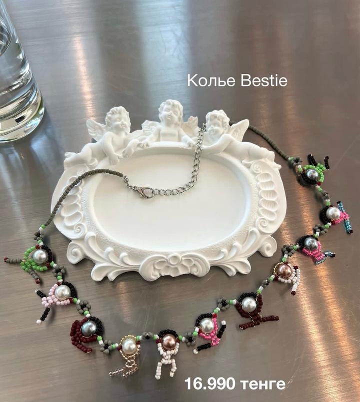 white rabbit Колье из бисера