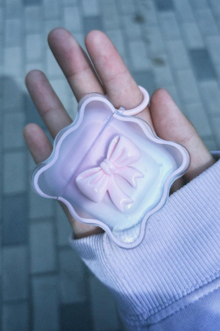 Наушники AirPods вместе с чехлом
