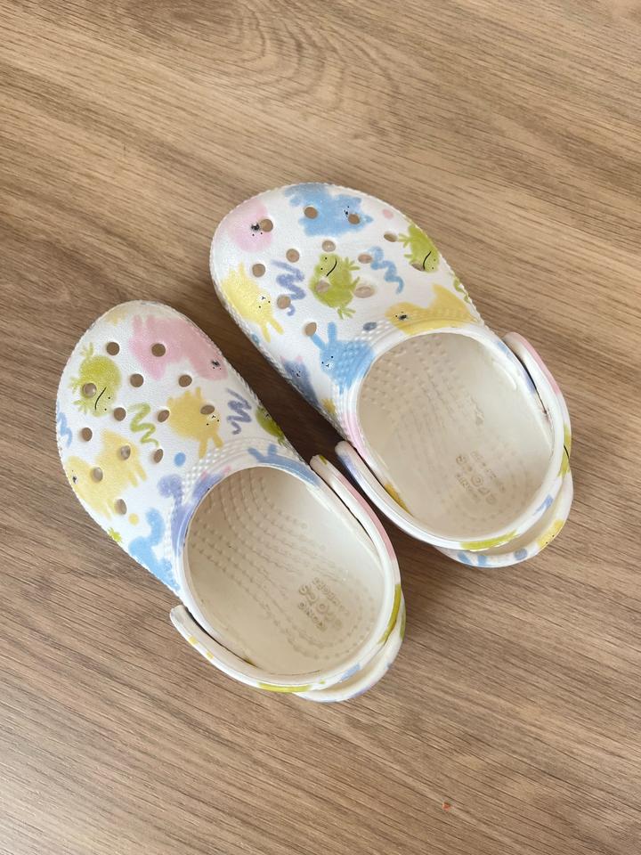 Сабо Crocs для девочки с принтом