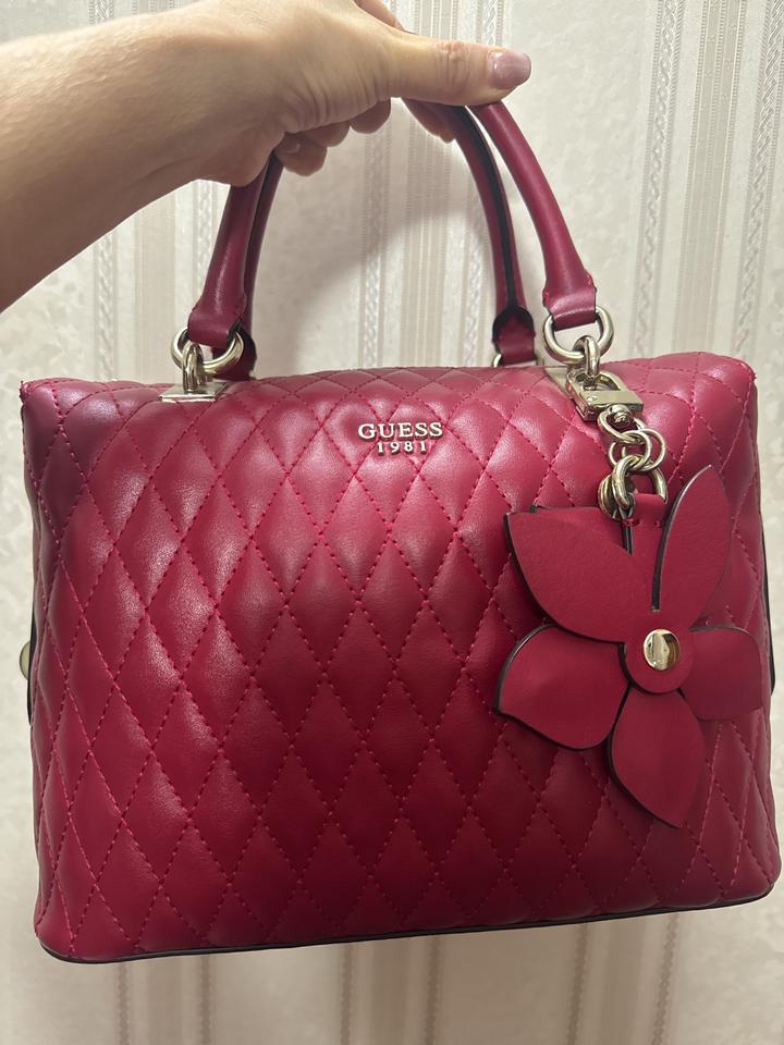 Стеганая сумка Guess с подвеской-цветком