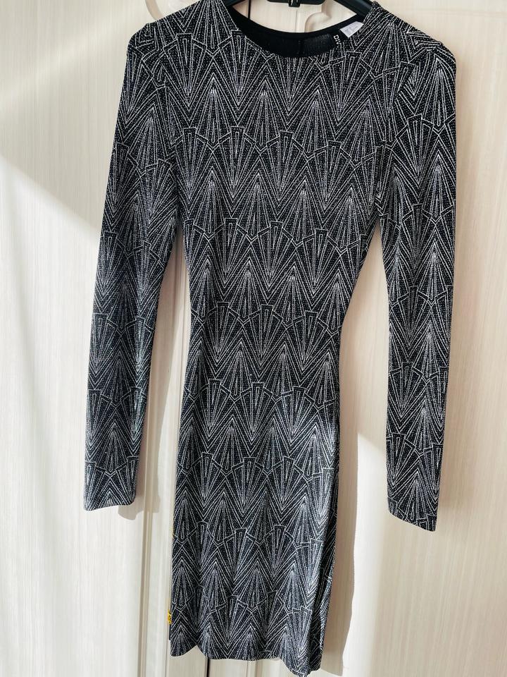 Платье с открытой спиной и узором H&M