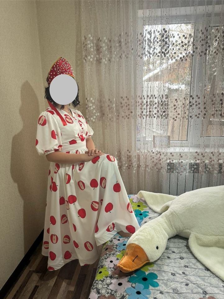 Платье с принтом яблок