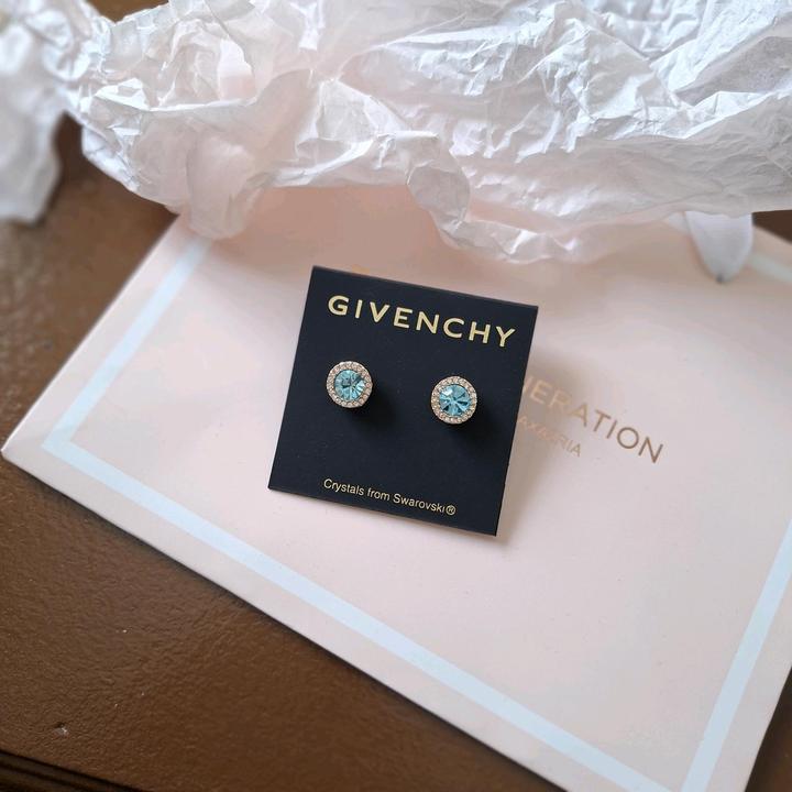 Серьги-пусеты от Givenchy с кристаллами Swarovski.