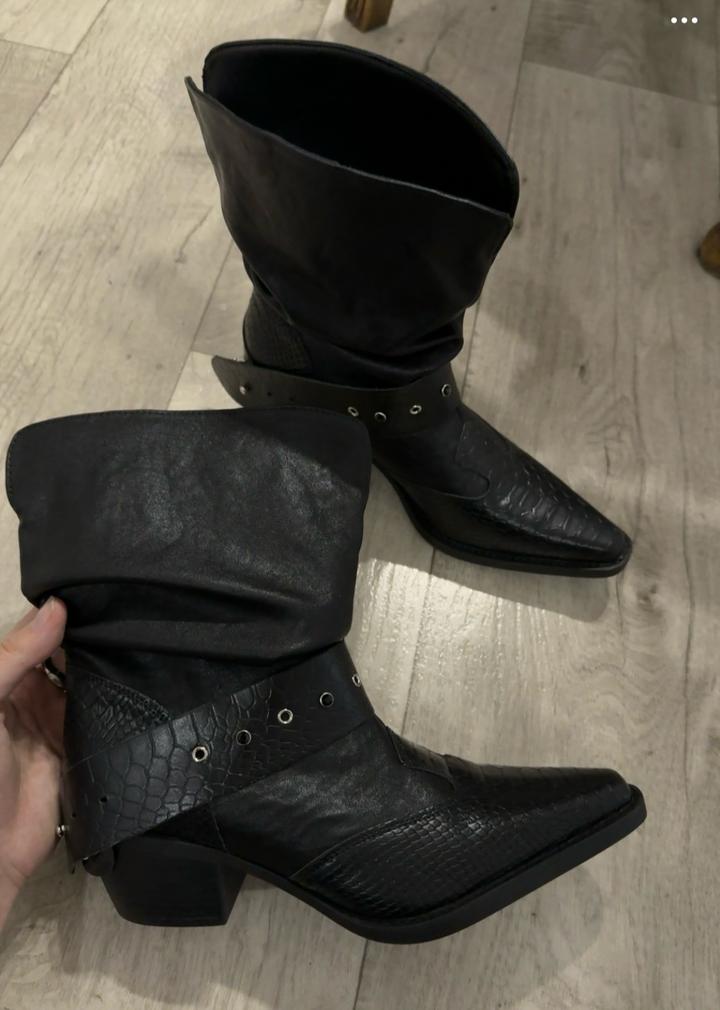 Holy Cow Couture Казачки с острым носом на каблуке