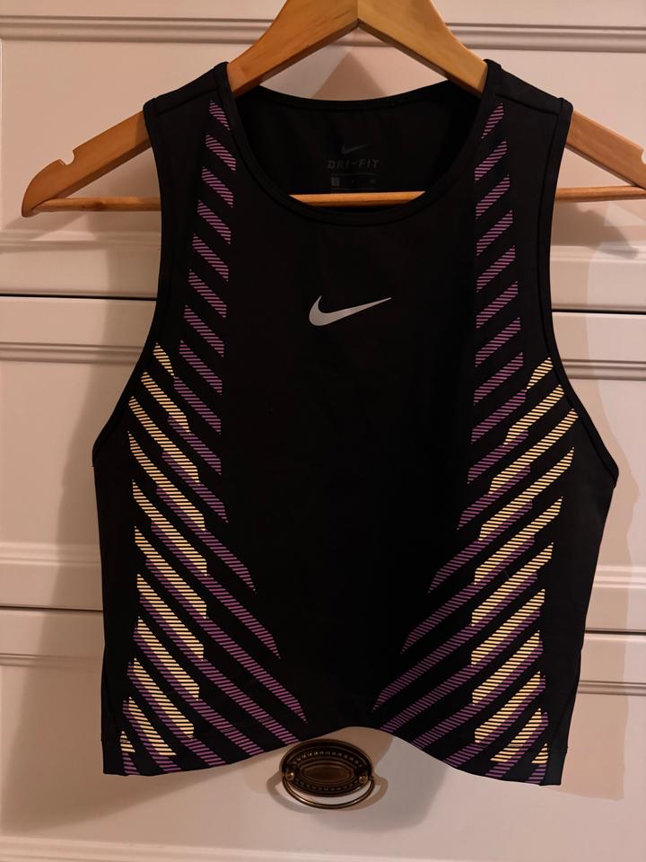 Спортивный топ Nike
