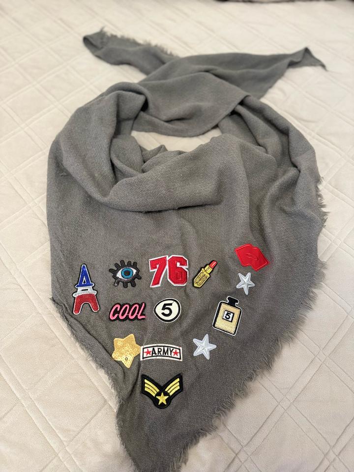 Шарф с нашивками