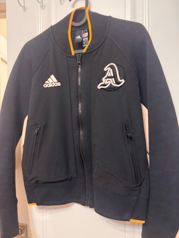 Женский бомбер adidas