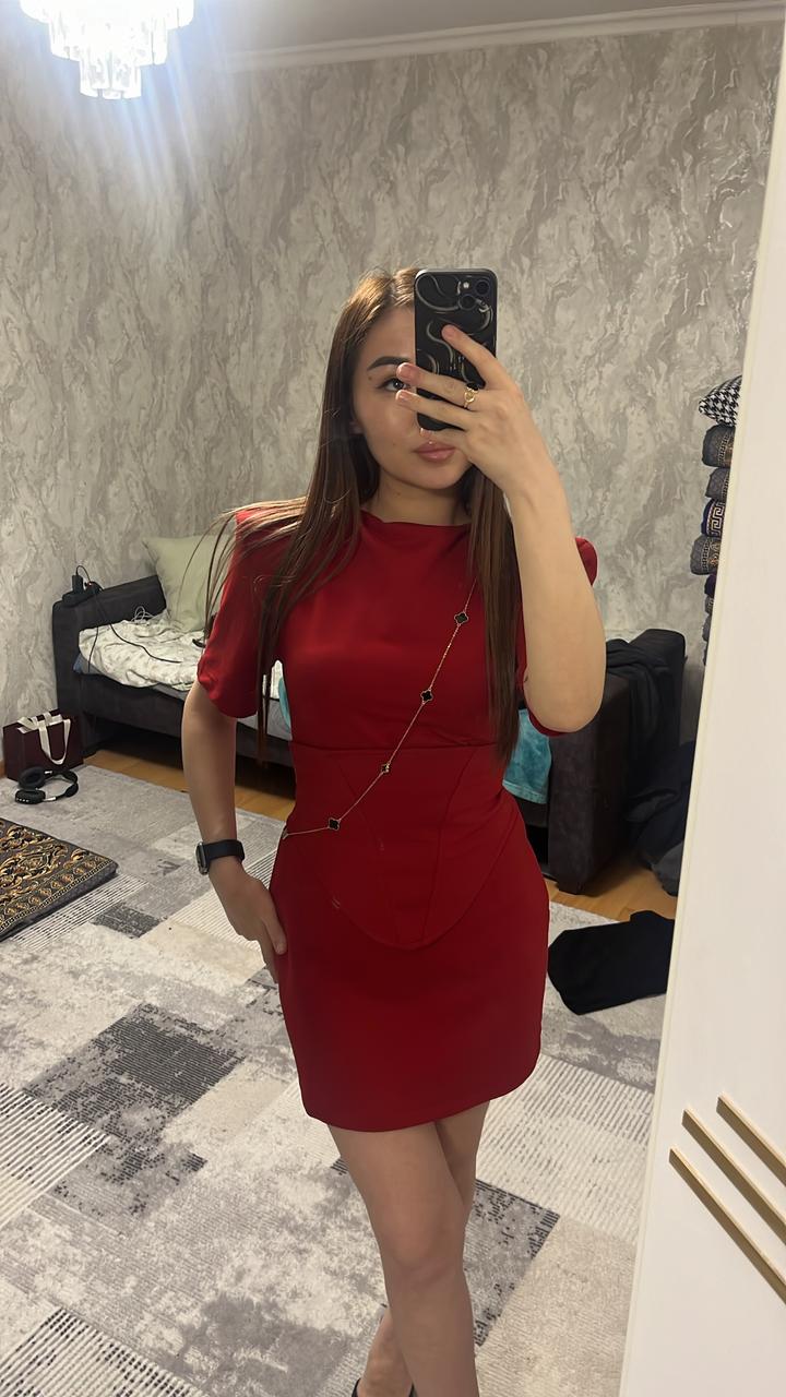 Красное приталенное платье