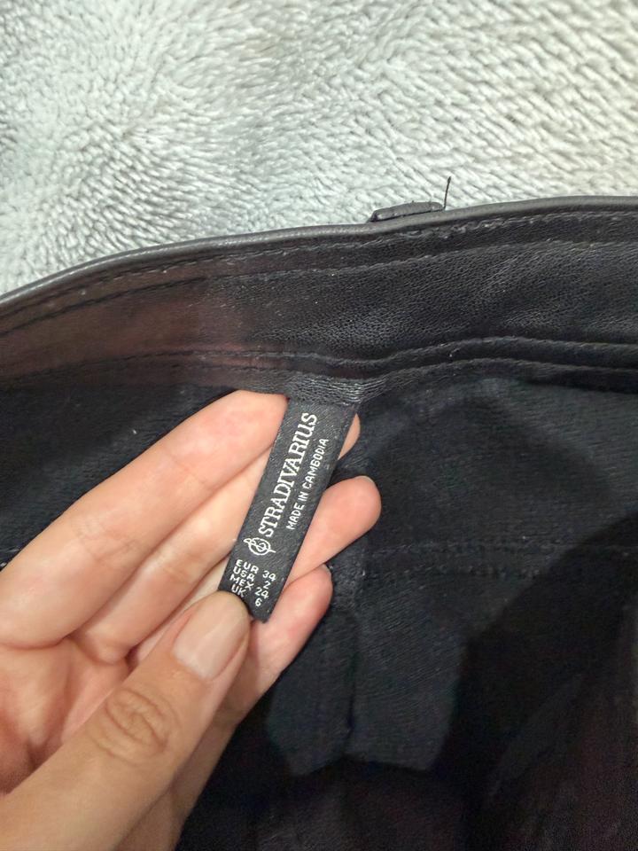 Брюки Stradivarius черные кожаные