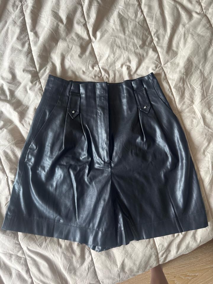 Кожаные шорты Zara