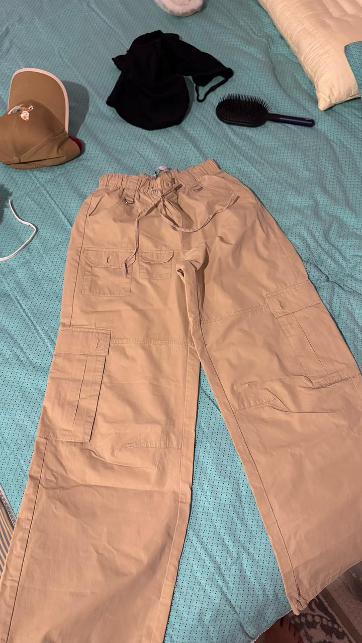 Брюки Bershka карго бежевые