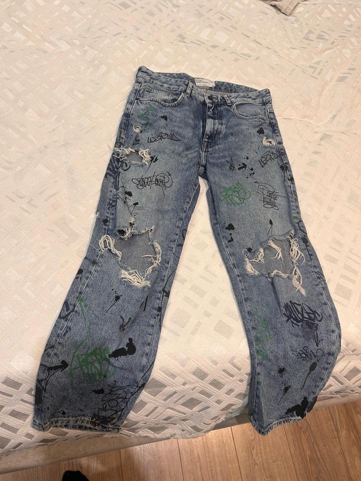 Джинсы Bershka с принтом граффити
