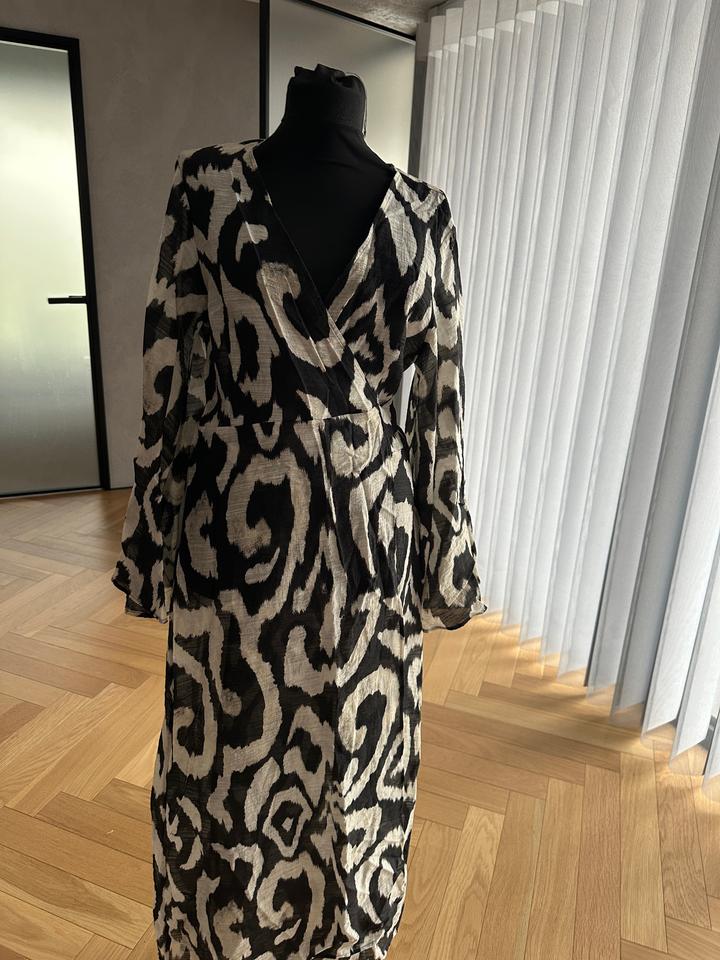 H&M Платье с принтом с запахом