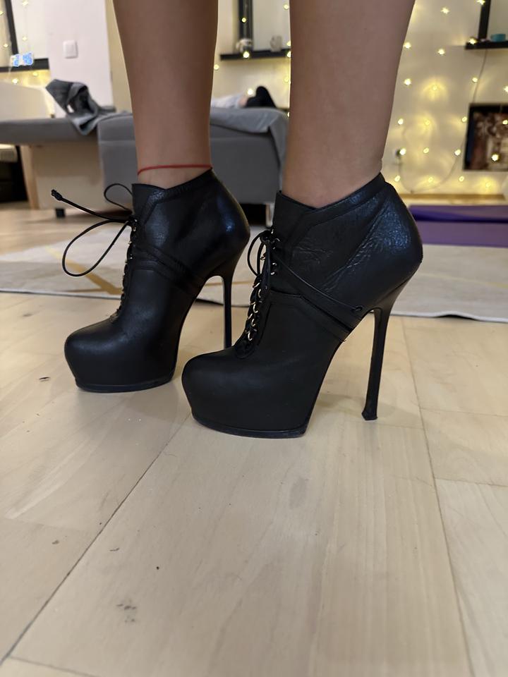 Черные кожаные ботинки от Yves Saint Laurent