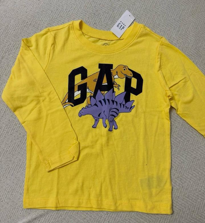 baby GAP лонгслив с принтом динозавров