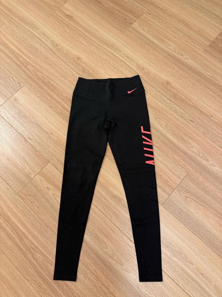 Спортивные леггинсы Nike