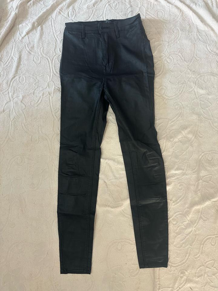 Stradivarius Джинсы под кожу черные
