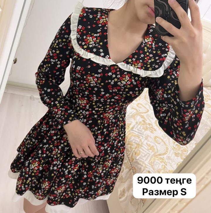 Платье с цветочным принтом и воротником