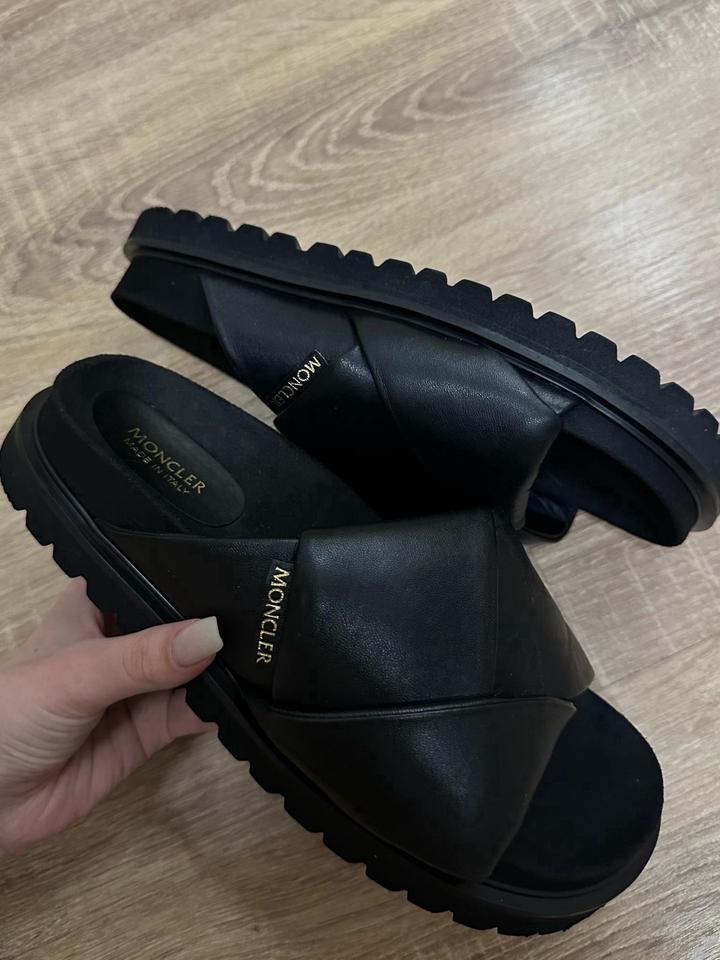 Женские кожаные шлепанцы Moncler Black Fantine Sandals