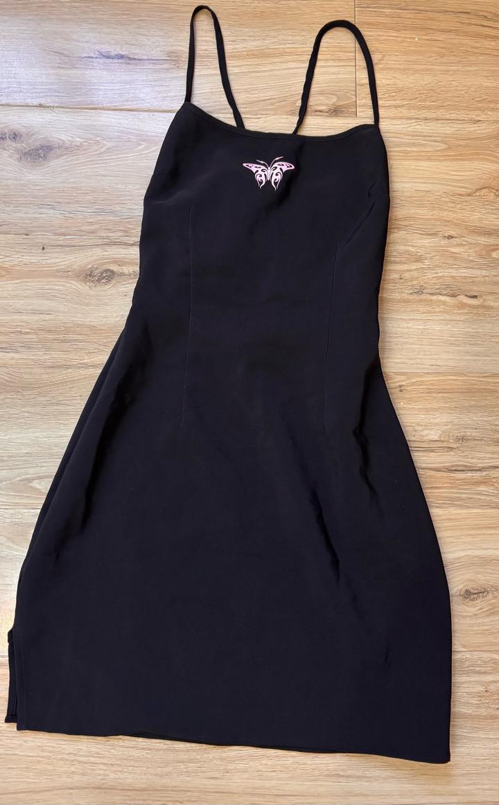 Черное платье H&M с вырезом и принтом бабочки