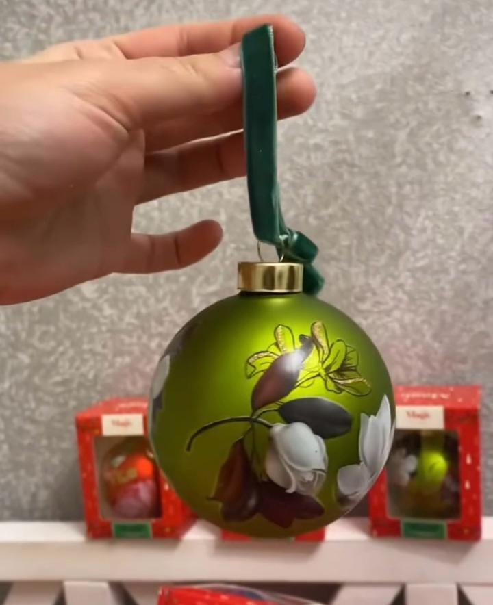Елочный шар с цветочным принтом