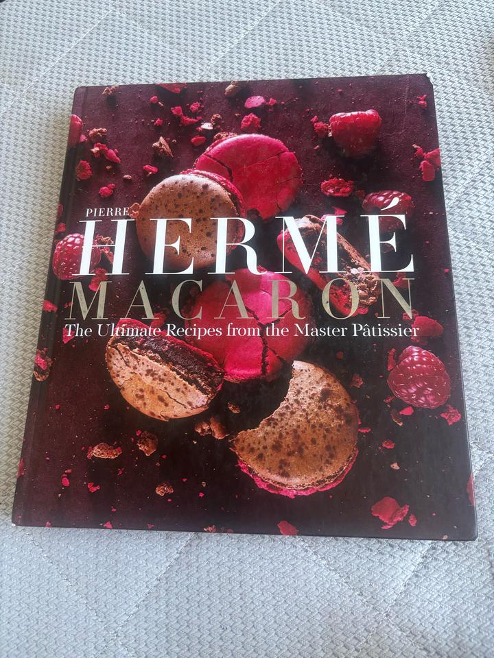 Pierre Herme macaron книга