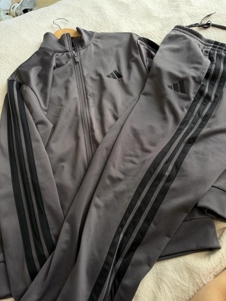 Спортивный костюм adidas