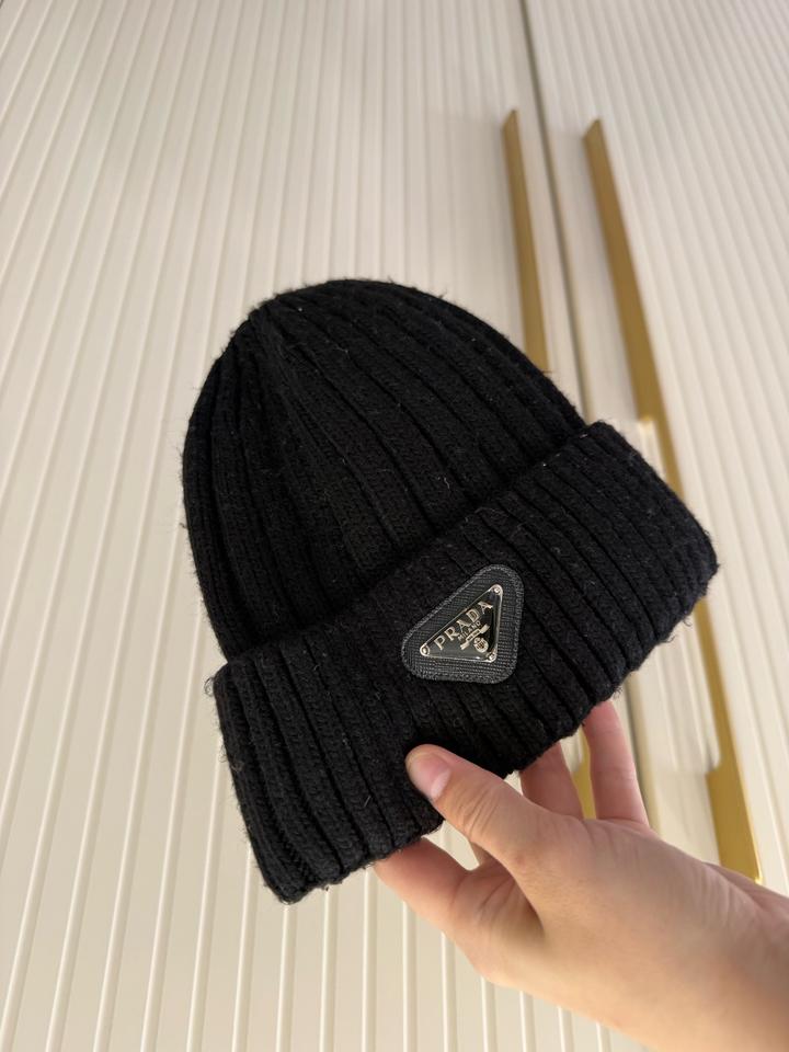 Шапка Prada