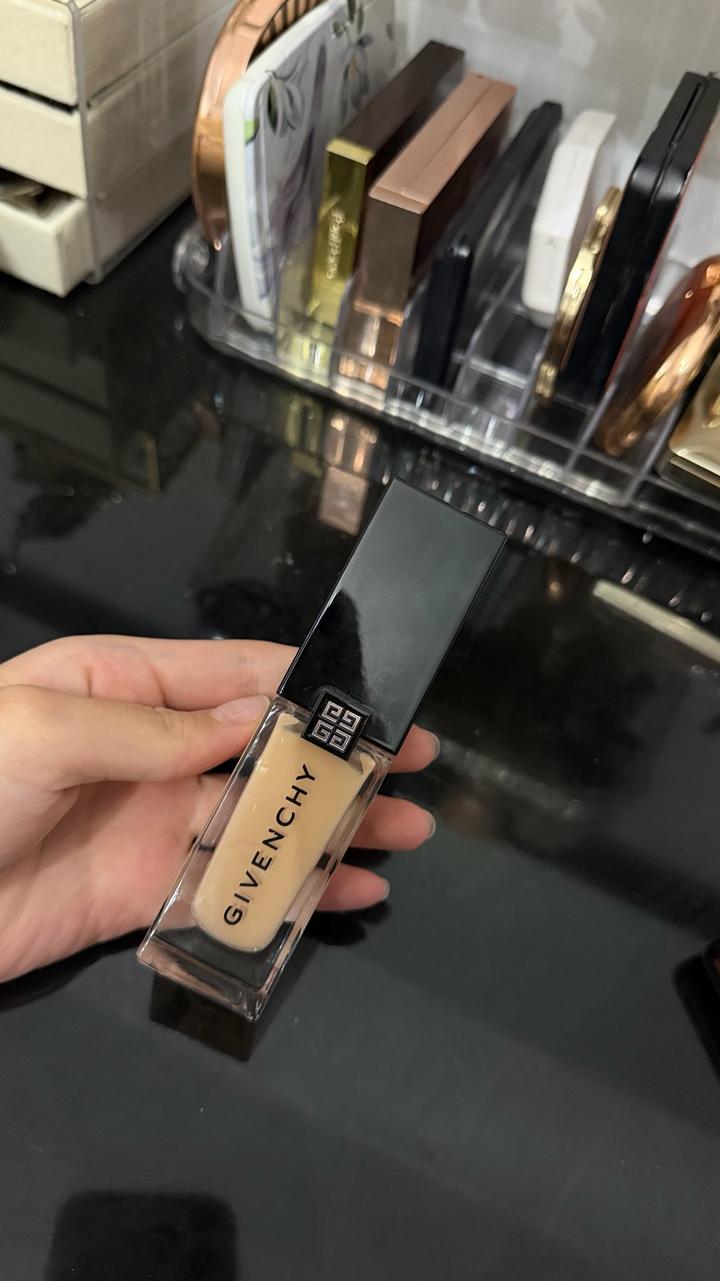 Тональный крем Givenchy Prisme Libre Skin-Caring Glow